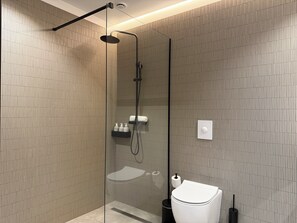 Suite | Bagno | Doccia, set di cortesia gratuito, asciugacapelli, asciugamani