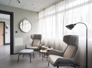 Lobby sitting area - Hotel Lotus (Reykjavik)