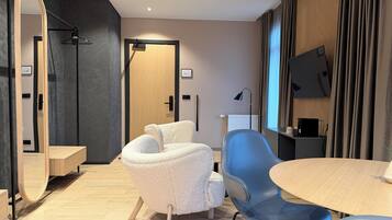 Junior Suite | In-room safe, desk, soundproofing, iron/ironing board