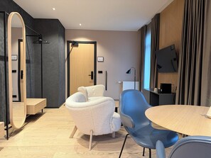 Junior Suite | In-room safe, desk, soundproofing, iron/ironing board - Hotel Lotus (Reykjavik)