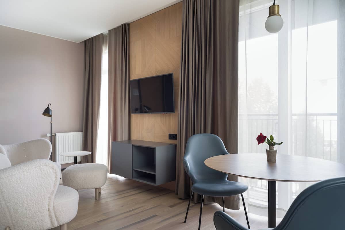 1 slaapkamer, een kluis op de kamer, een bureau, geluiddichte muren