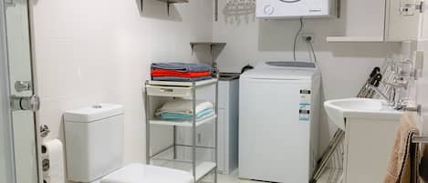 Appartamento Basic, 3 camere da letto (Apartment 9) | Dotazioni del bagno | Doccia, set di cortesia gratuito, asciugamani