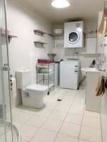 Basic Apartment, 3 Bedrooms (Apartment 9) | Bathroom amenities | Shower, free toiletries, towels