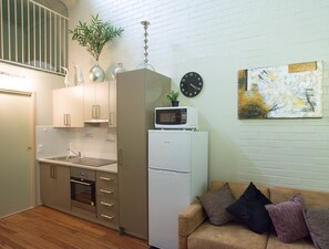 Basic Apartment, 1 Bedroom (Apartment 8) | Private kitchen | Microwave, electric kettle - Westside Studio Apartments (Armidale)