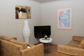 Căn hộ cơ bản, 3 phòng ngủ (Apartment 9) | Phòng khách | TV màn hình phẳng 