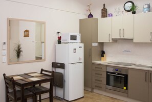 Basic Apartment, 1 Bedroom (Apartment 2) | In-room dining