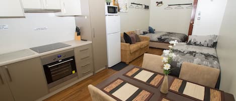 Eenvoudig appartement, 1 slaapkamer (Apartment 8) | Woonruimte | Een flatscreentelevisie