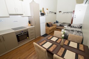 Eenvoudig appartement, 1 slaapkamer (Apartment 8) | Woonruimte | Flatscreentelevisie