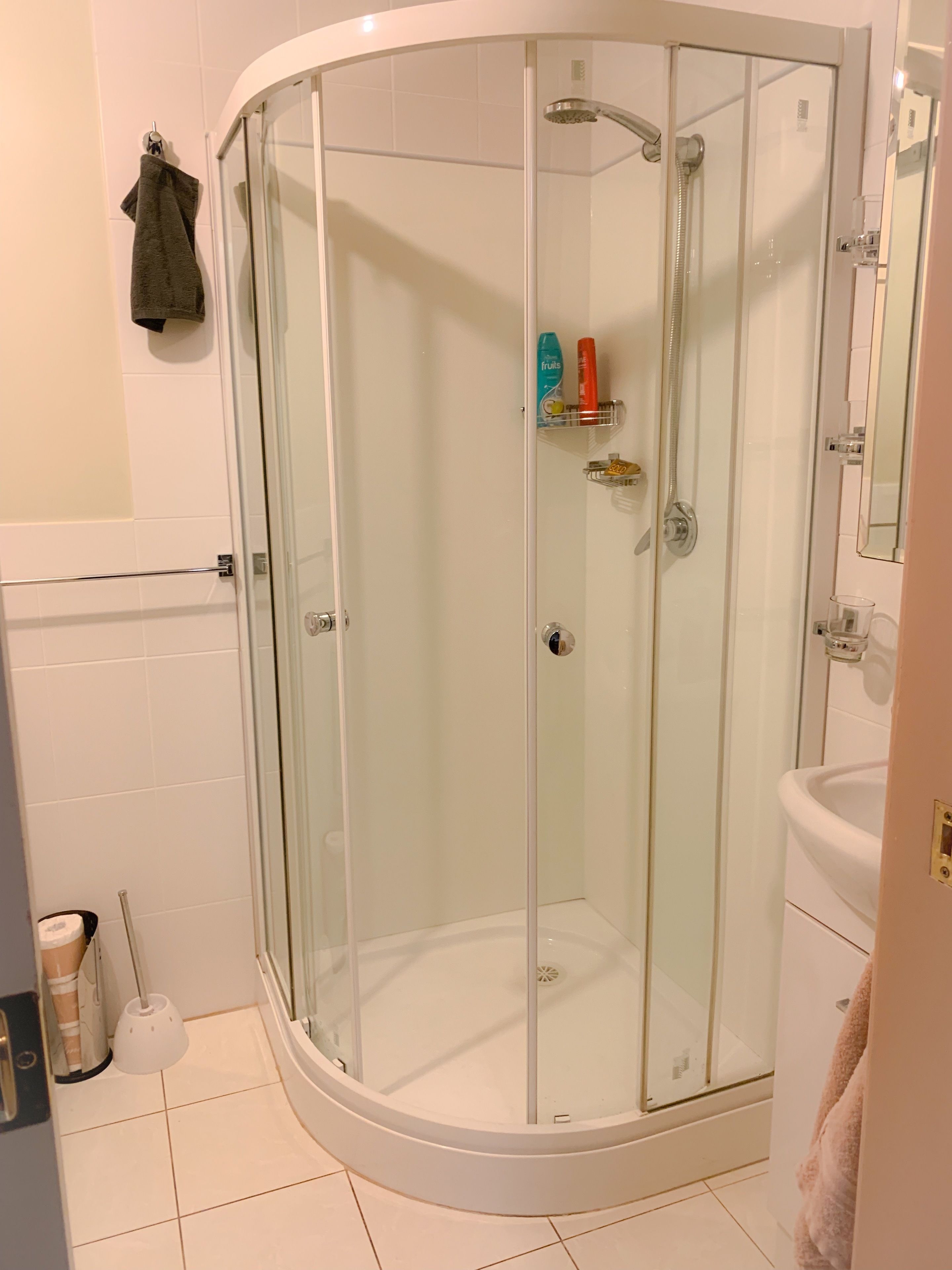 basic studio suite, 1 bedroom | bathroom shower