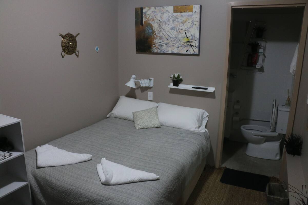 Small Motel Style Room with No Kitchen | WiFi (free), bed sheets