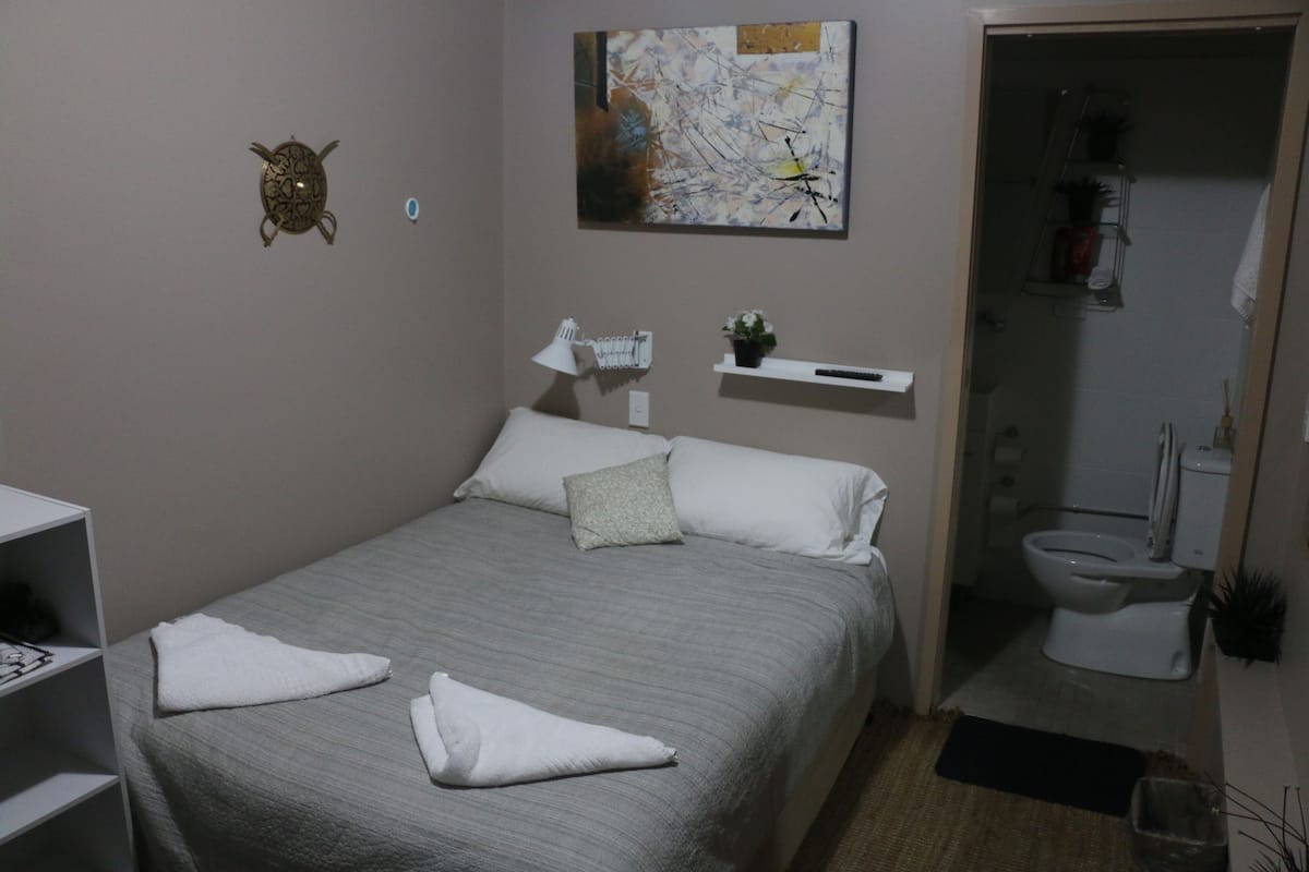 Singola Basic, 1 letto matrimoniale | 1 camera, Wi-Fi gratuito, lenzuola