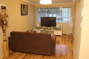 Departamento familiar, 2 habitaciones | Área de sala de estar | Televisión de pantalla plana 