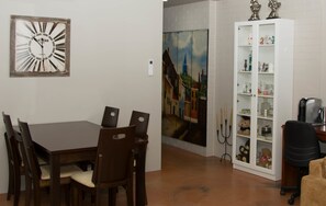 Departamento básico, 3 habitaciones (Apartment 9) | Área de sala de estar | Televisión de pantalla plana 