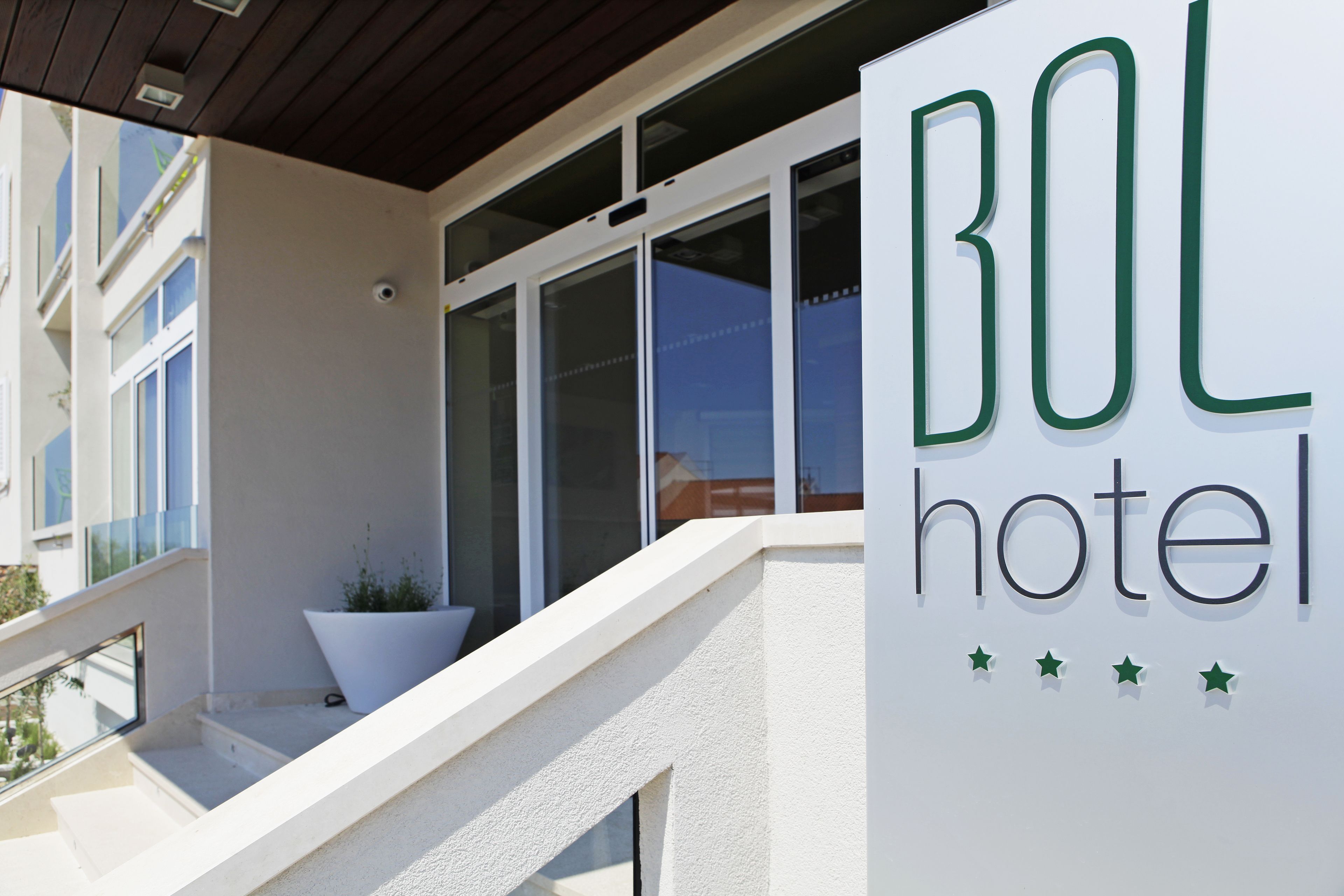 Un cartel de hotel con el nombre 'BOL hotel' y cuatro estrellas.