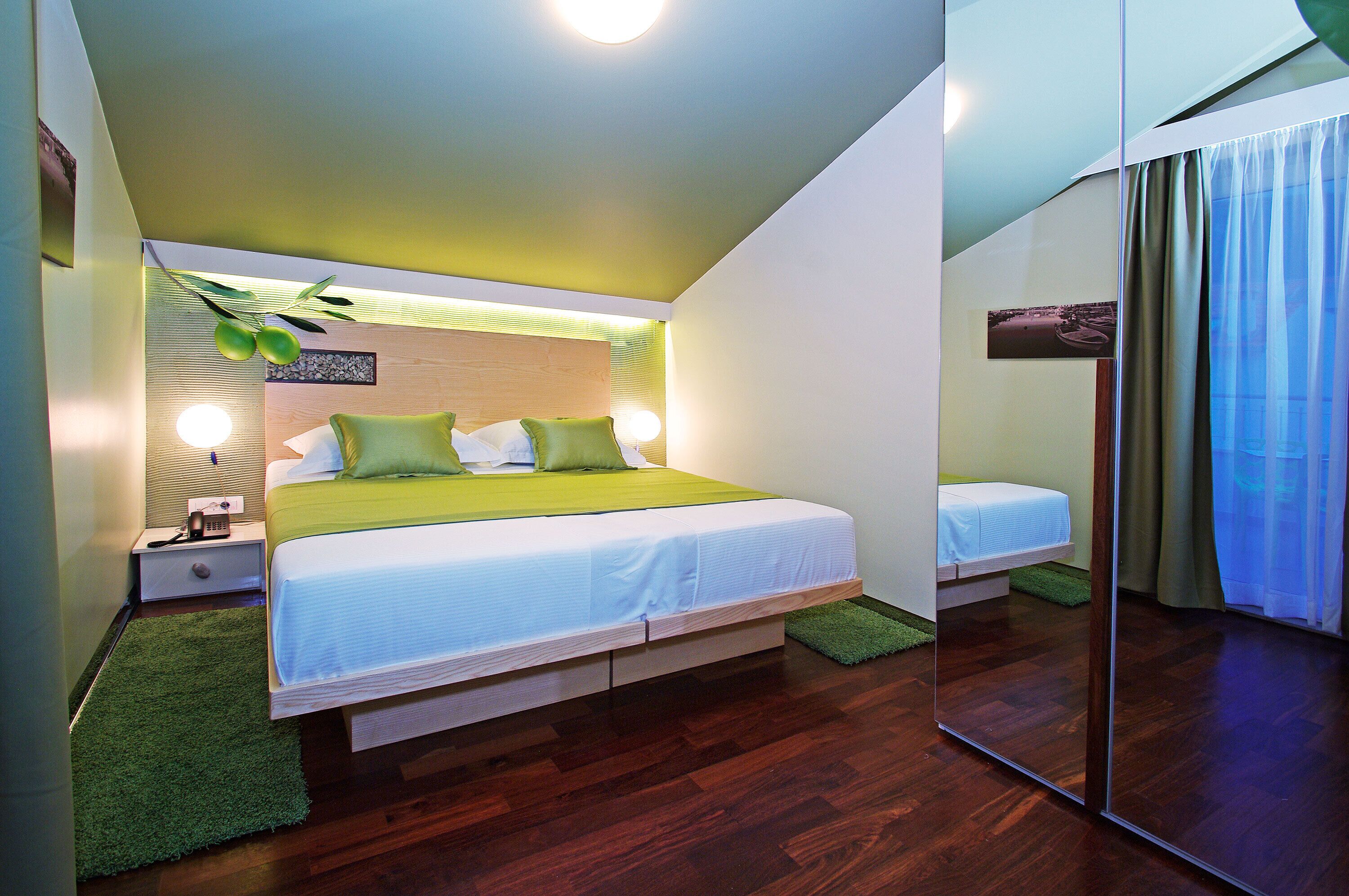 Deluxe Family Room with Balcony and Pool View | Literie de qualité supérieure, couette en duvet d'oie, surmatelas