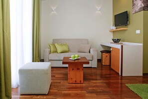 Dobbelt- eller tomannsrom – deluxe, balkong | Sengetøy av topp kvalitet, dundyner, senger med overmadrass og minibar