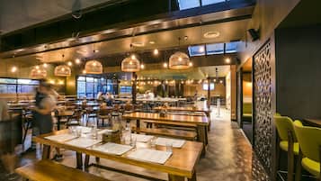 Se sirven almuerzos y cenas, cocina europea moderna