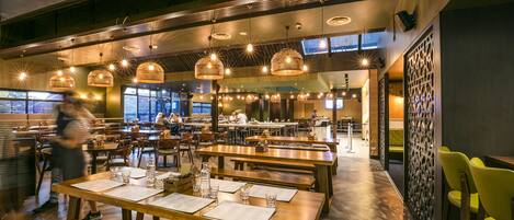 Serveert lunch en diner, moderne Europese gerechten