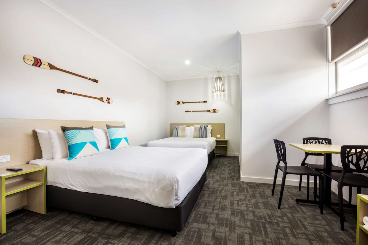 Studio Twin Queen | Desk, iron/ironing board, free cribs/infant beds, free WiFi