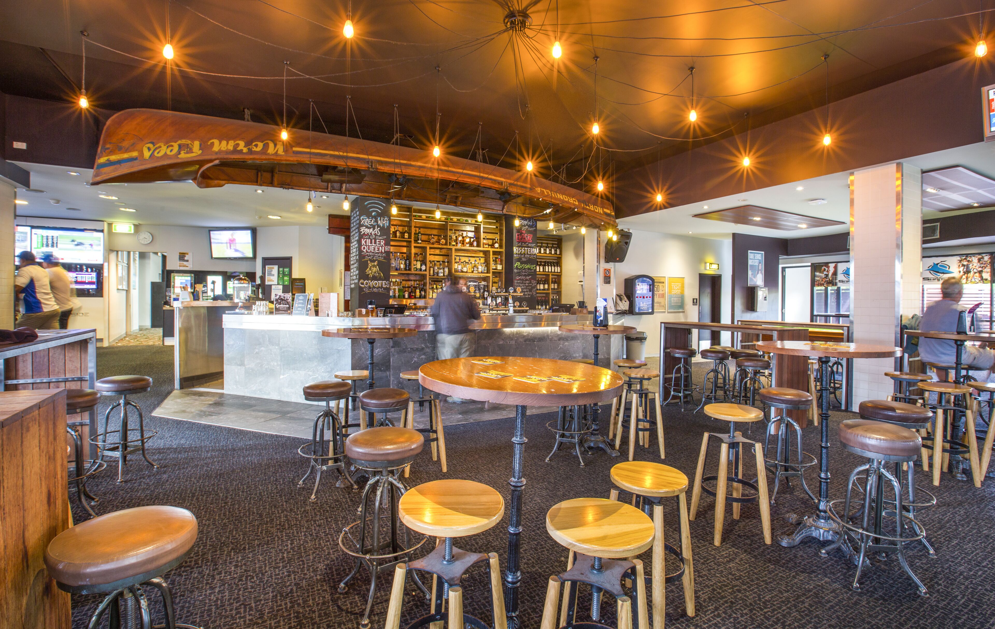 3 bars/lounges, cocktail bar