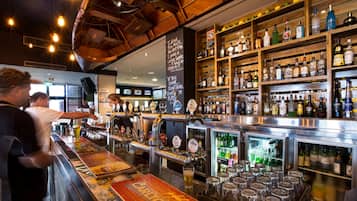 3 quầy bar/khu lounge, cocktail bar