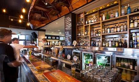 3 bars/lounges, cocktail bar