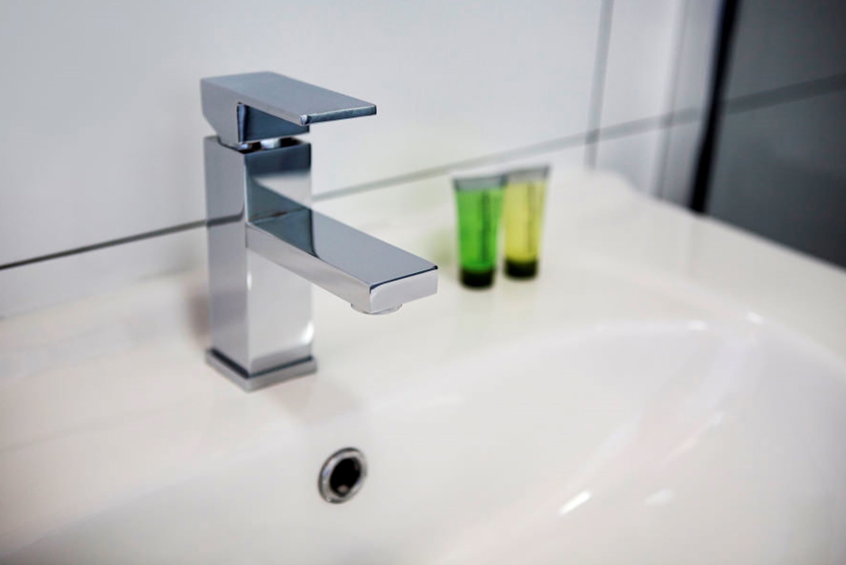 studio twin queen | bathroom sink