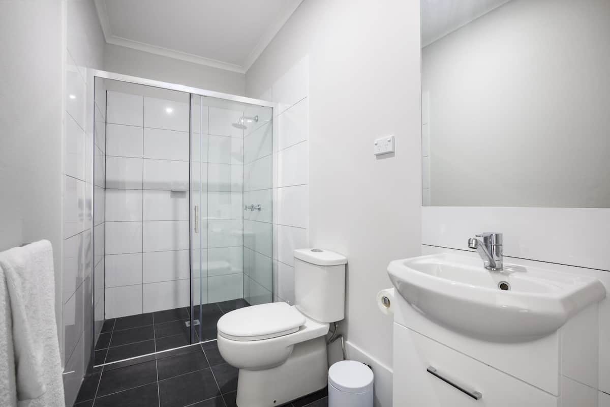 shower, rainfall showerhead, free toiletries, hair dryer