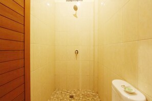 Kamar Deluks | Kamar mandi | Shower, perlengkapan mandi gratis,  dan handuk