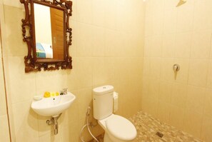 Camera Deluxe | Bagno | Doccia, set di cortesia gratuito, asciugamani