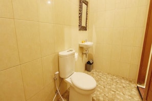Habitación Deluxe | Baño | Regadera, amenidades de baño gratuitas, toallas