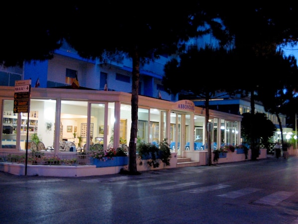 Depan hartanah - siang/malam