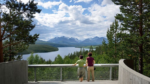 A concrete viewing platform with a metal railing overlooking a lake and mountains. - Stor-Elvdal Hotell (Stor-Elvdal)