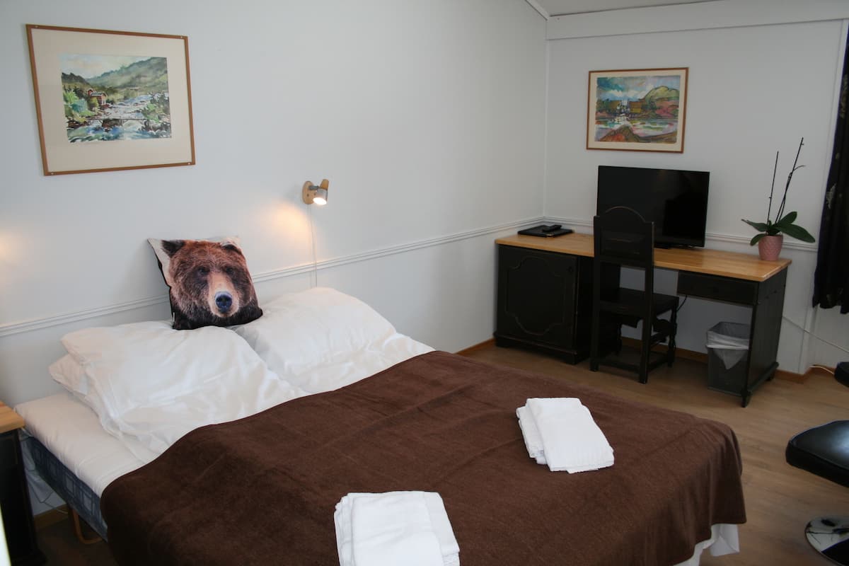 twin room | desk, rollaway beds, free wifi, bed sheets