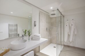 Ducha, artículos de tocador gratuitos, secador de pelo, toallas