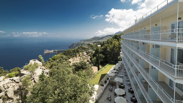 A hotel with multiple balconies overlooking a coastal landscape. - Hotel Bordoy Continental Valldemossa (Valldemossa)