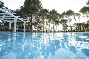 Piscine extérieure en saison, parasols, chaises longues