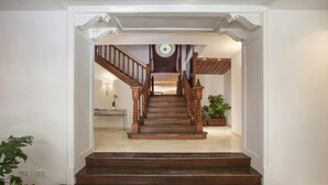 A grand staircase with wooden railings and a decorative ceiling. - Hotel Bordoy Continental Valldemossa (Valldemossa)