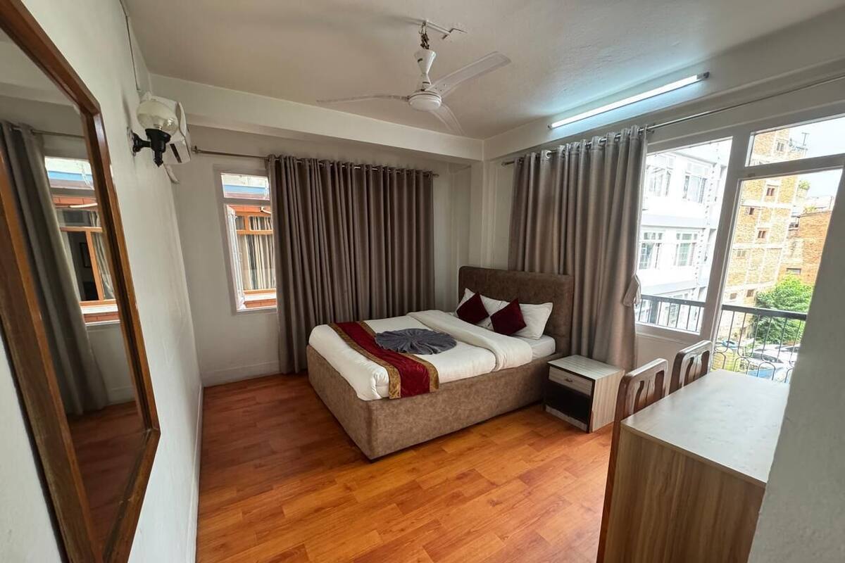 Deluxe Double Room | In-room safe, desk, laptop workspace, WiFi (free)