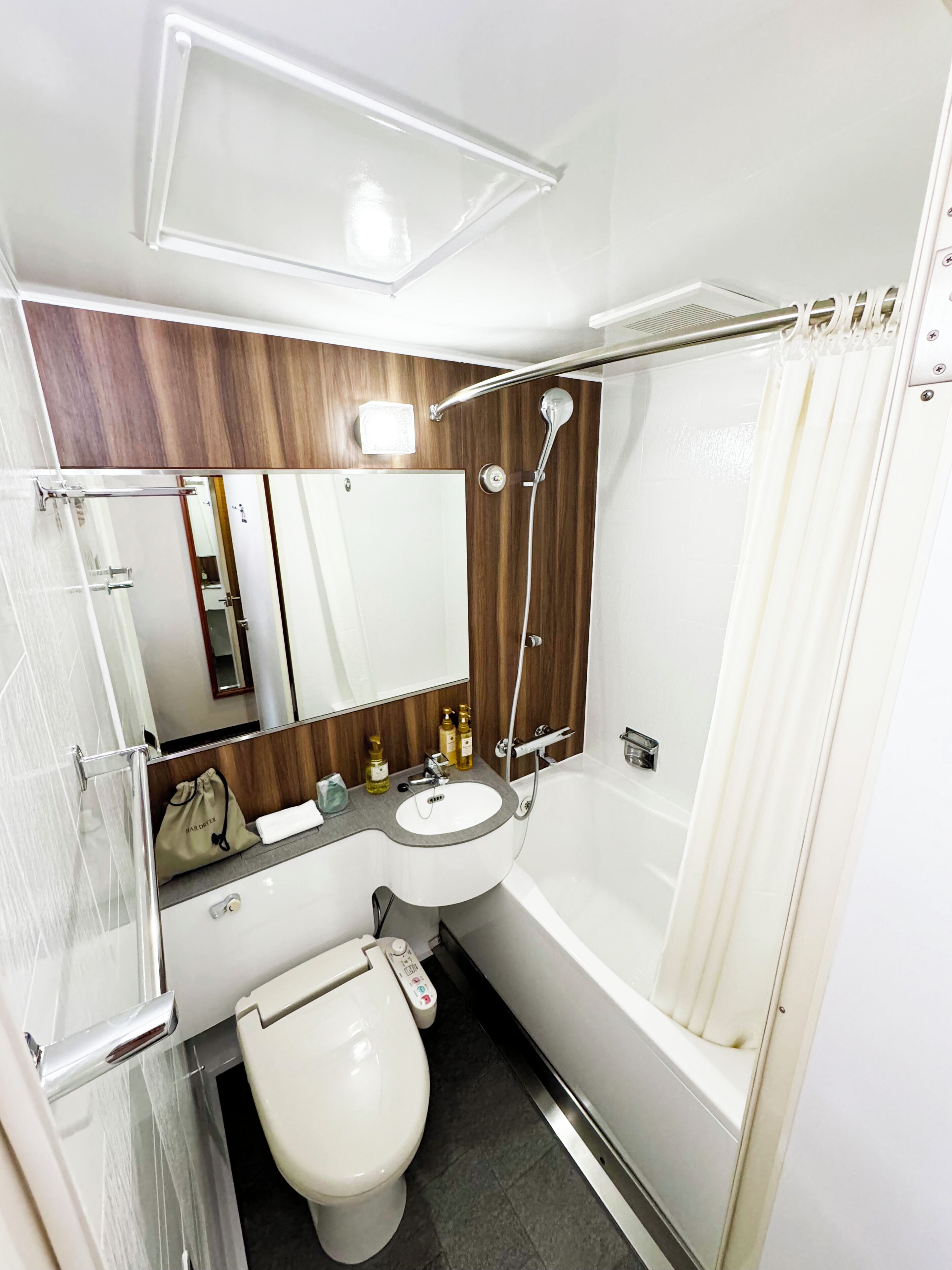 combined shower/bathtub, deep-soaking bathtub, free toiletries