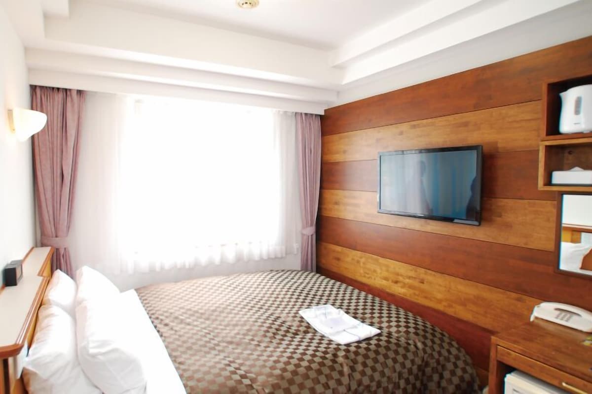 In-room safe, desk, WiFi (free), bed sheets