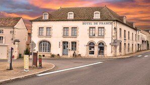 A historic building with the sign "HOTEL DE FRANCE" on the facade, featuring a classic architectural style with arched windows and a tiled roof. - Hôtel de France (Saint-Savin)