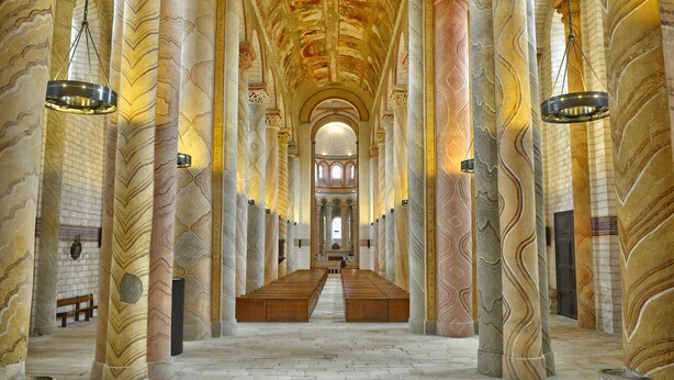 A long, narrow hall with high, marble columns and a central aisle. - Hôtel de France (Saint-Savin)