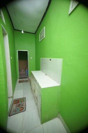 Een douche, gratis toiletartikelen, handdoeken