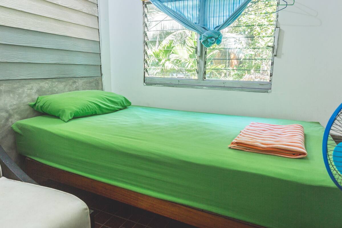ห้องซิงเกิล, หอพักรวม, ห้องน้ำรวม (Fan) | โต๊ะทำงาน, Wi-Fi ฟรี, ผ้าปูที่นอน