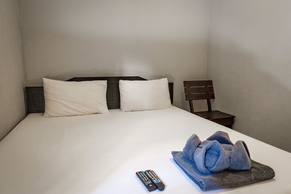 Desk, free WiFi, bed sheets