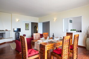 Appartamento, 2 camere da letto, balcone | Area soggiorno | TV