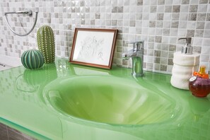 Appartement, 2 slaapkamers, balkon | Badkamer | Een douche, een haardroger, een bidet