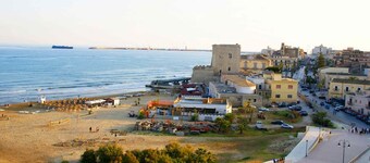 Sabbia1 CaseSicule, Apartment in the City Center and beside the Main Square, Beach at 100 m, Wi-Fi