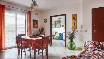 Appartamento City, 3 camere da letto | Pasti in camera